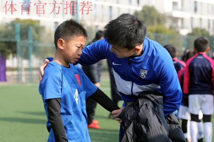 燕京啤酒2022中国足协杯“种子计划”走进张家港 前国脚周云再回母校